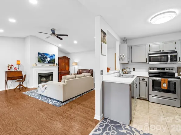 129 Mills Valley Dr, Mooresville, NC 28117