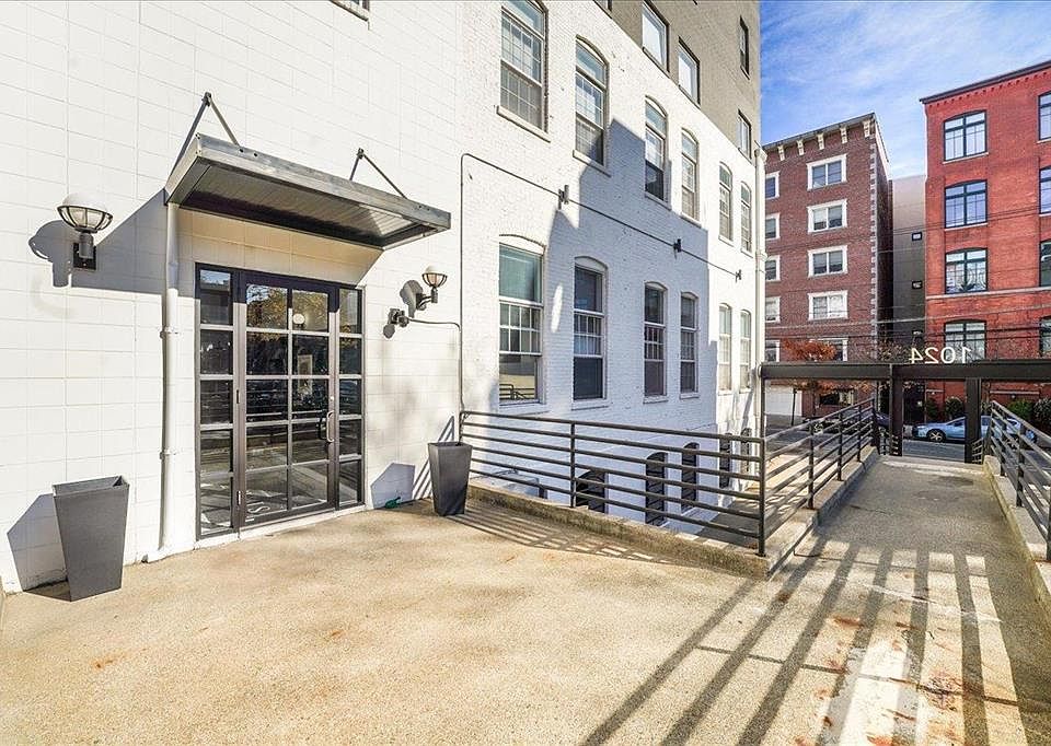 1st image of 1024 Clinton St #104