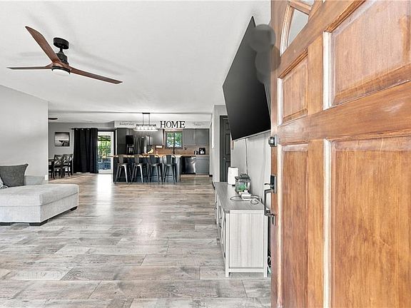 3rd image of 748 Tanoak Ct