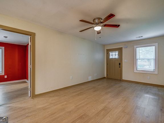 4th image of 1024 Regis Rd SE