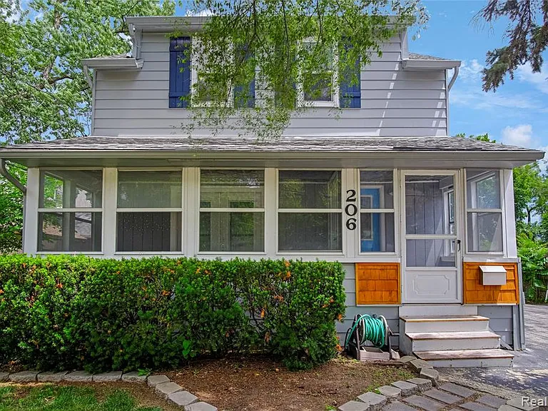 206 N Troy St — Photo 1