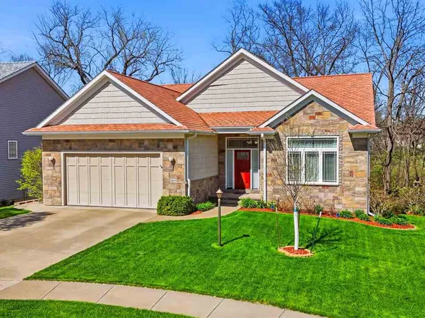 2859 Pine Cir, Coralville, IA 52241