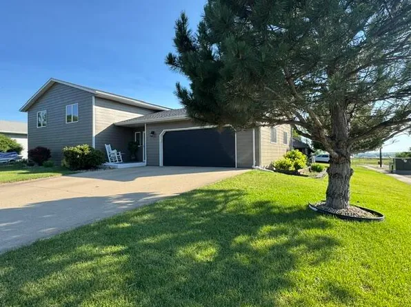 1601 Flag Mountain Dr, Pierre, SD 57501