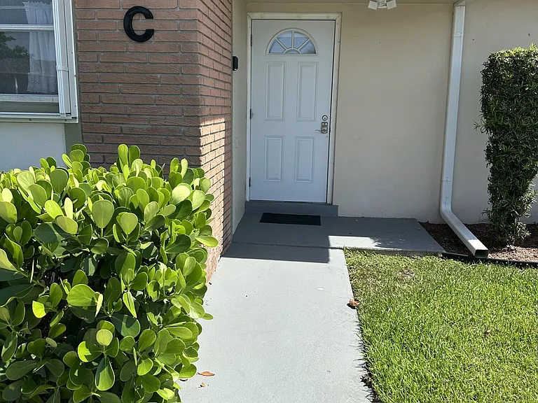 2590 Barkley Dr E #C — Photo 2