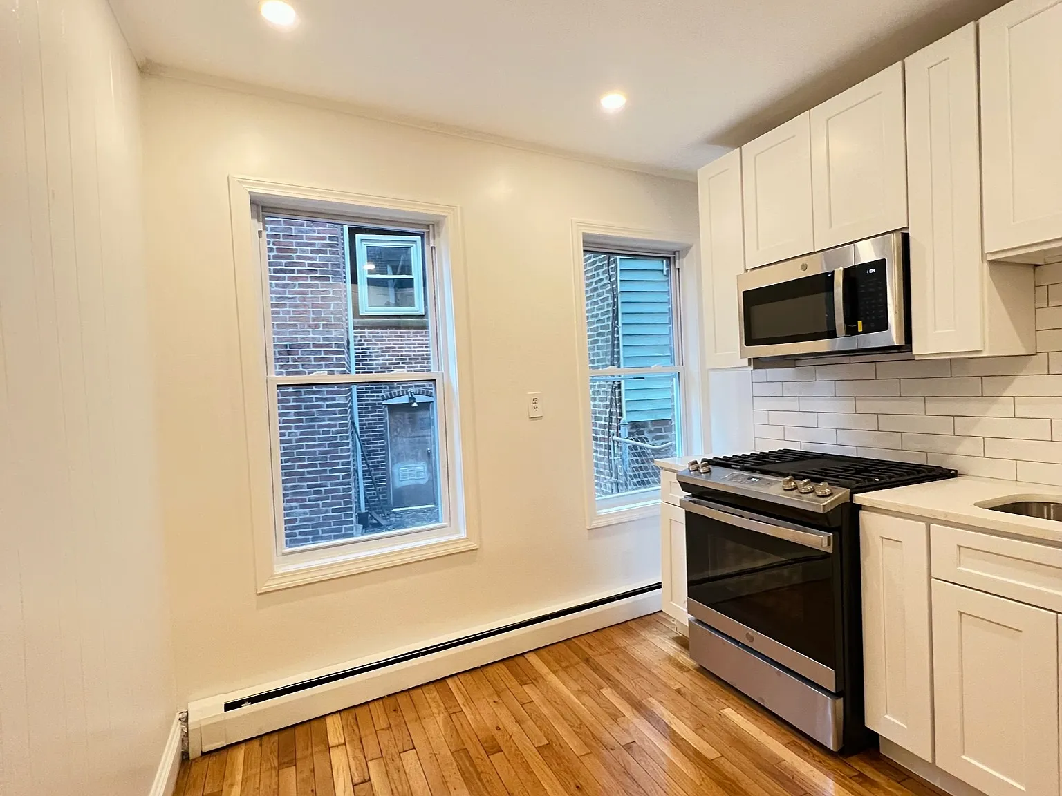 2 bed, 820 sqft, $3,000 — Photo 2