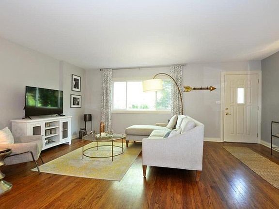2nd image of 358 Skokie Ct