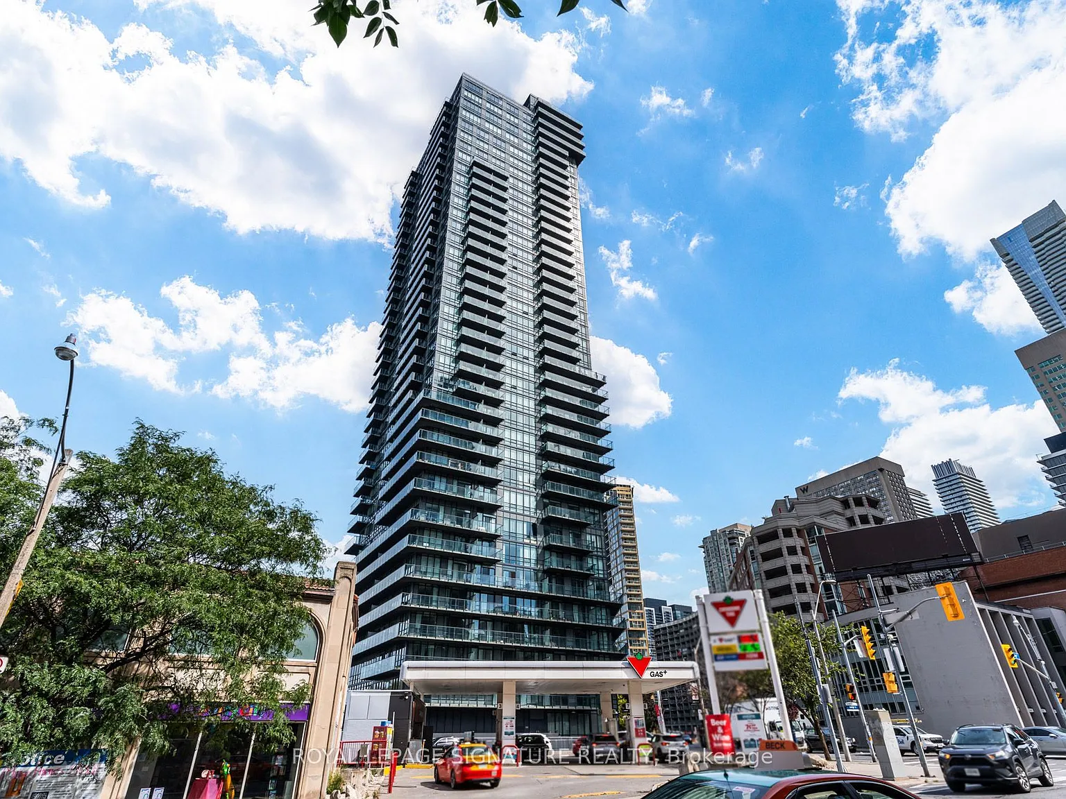 Milan Condos — Photo 1