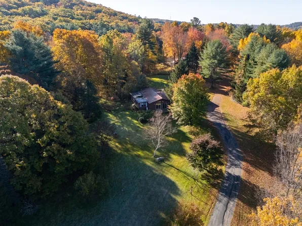 82 Mountain St, Haydenville, MA 01039