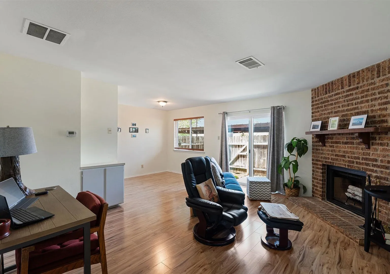 2 bedroom townhouse - Available now! — Photo 1