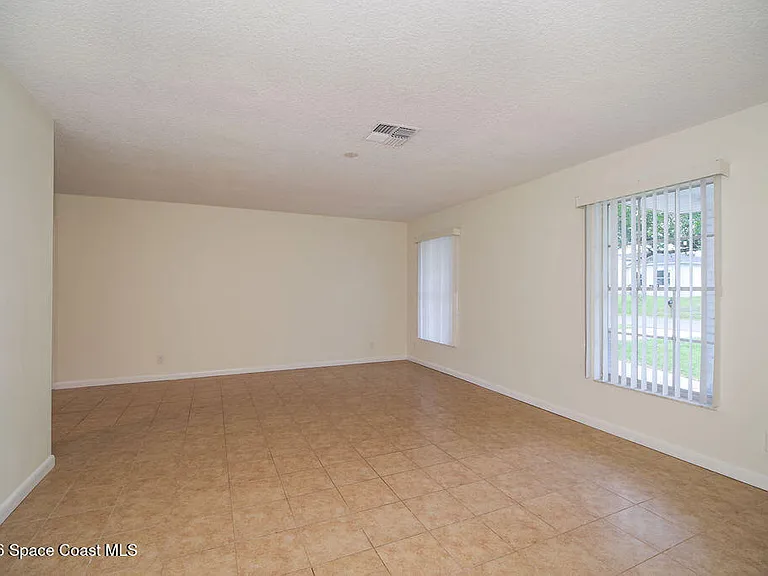 765 Cleaves St SE — Photo 2