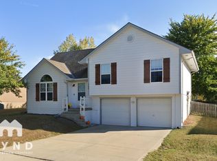 709 E 12th St, Kearney, MO 64060