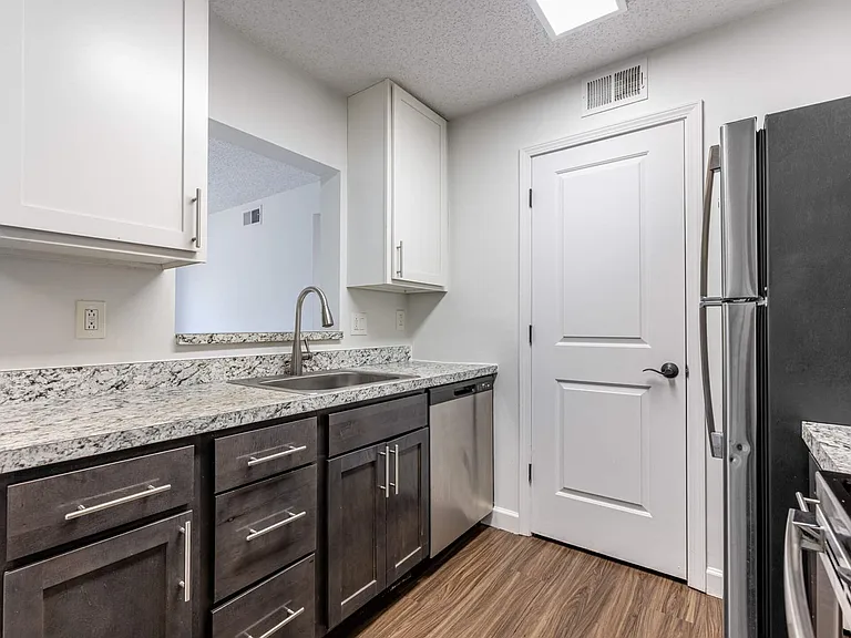 Windsor Place Apartments — Photo 25