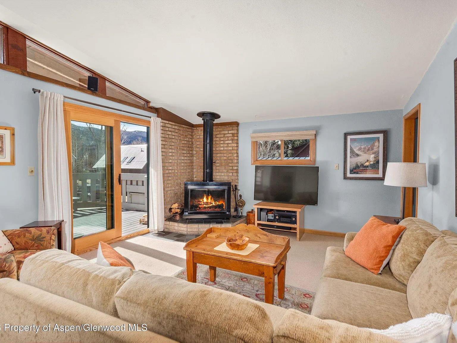 3 bed, 2.0 bath, 1458 sqft, $8,000 — Photo 3