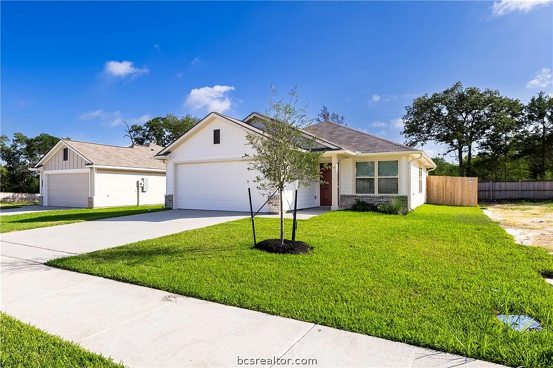 3 bed, 1115 sqft, $1,900 — Photo 3