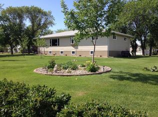 304 5th St NE, Crosby, ND 58730