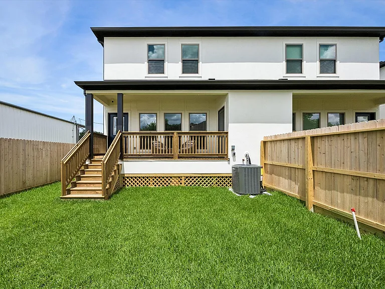 2337 N Austin Ave #B — Photo 14