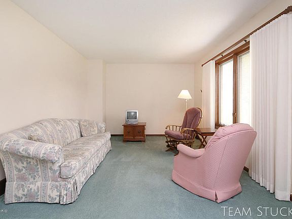 4th image of 8355 Pine Island Dr NE