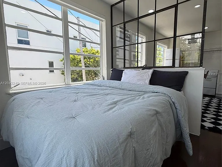723 2nd St #8 — Photo 3