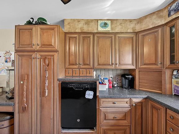 4th image of 823 Tyler ROAD