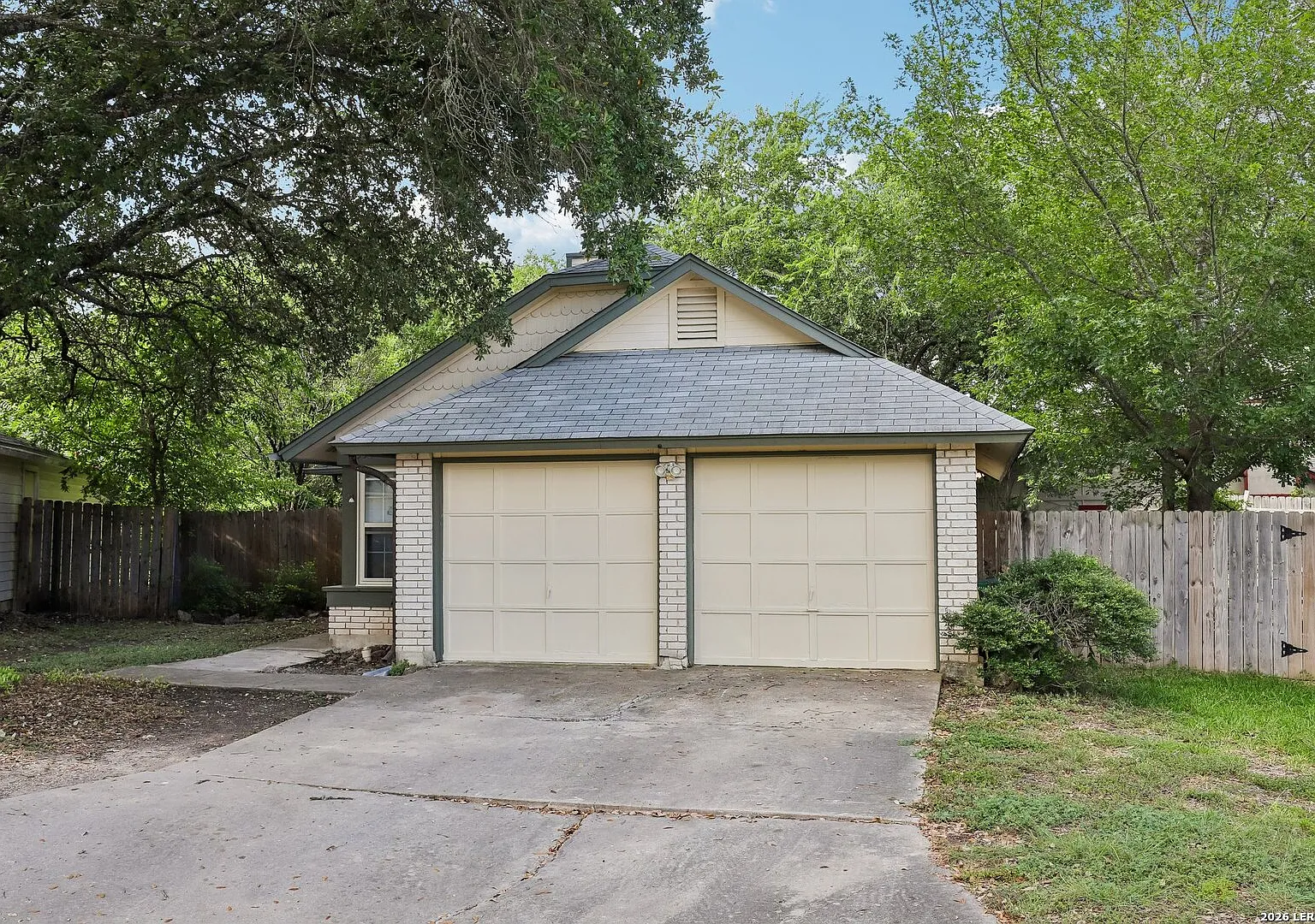 3 bed, 2.0 bath, 1077 sqft, $1,650 — Photo 2
