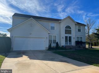 2 E Meadowbrook Cir, Sicklerville, NJ 08081