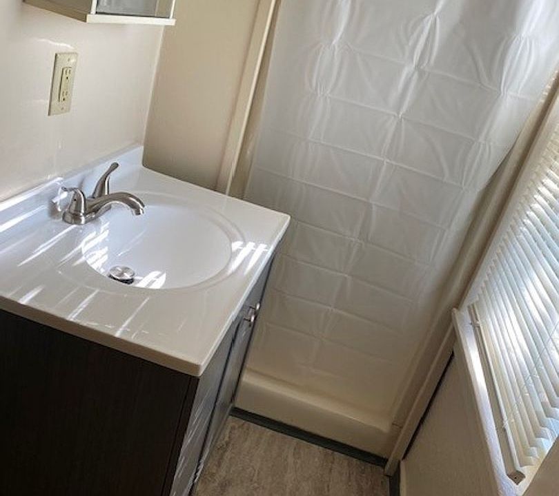 2nd image of 826-850 Sharpes Ct #832