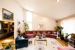 3rd image of 32 Crest Hollow Ln