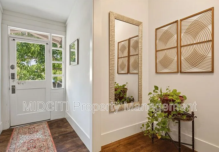 1017 W Hopkins St — Photo 21