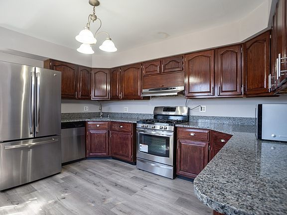 5th image of 565 Ashland St