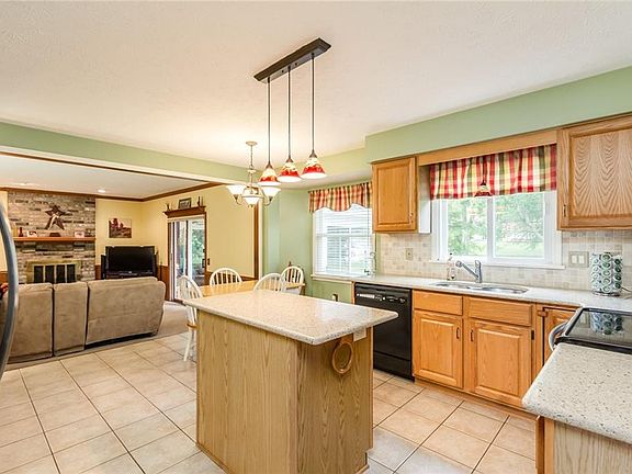 4th image of 10 Patera Ave