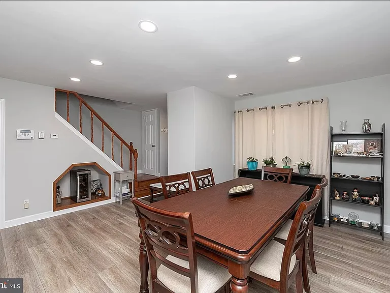 2162 Conwell Ave — Photo 2