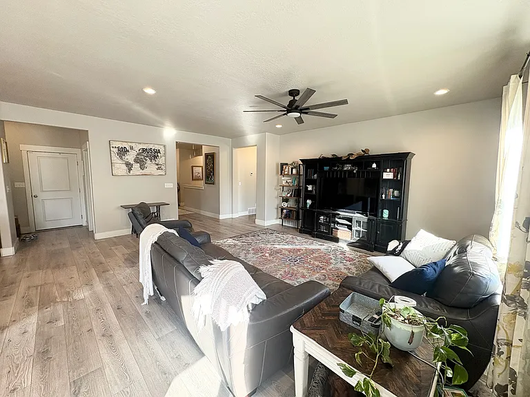 1128 N Coachman Ln — Photo 11