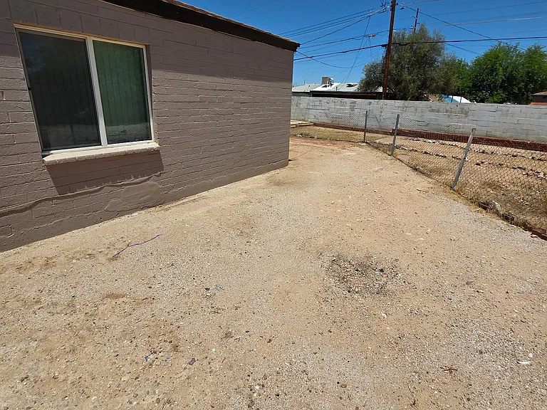 2433 E Cameron Vis — Photo 20