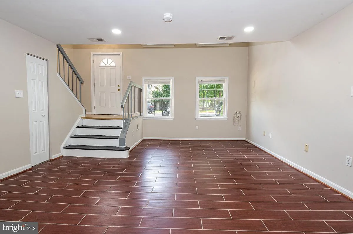 3 bed, 2.5 bath, 1800 sqft, $2,750 — Photo 2