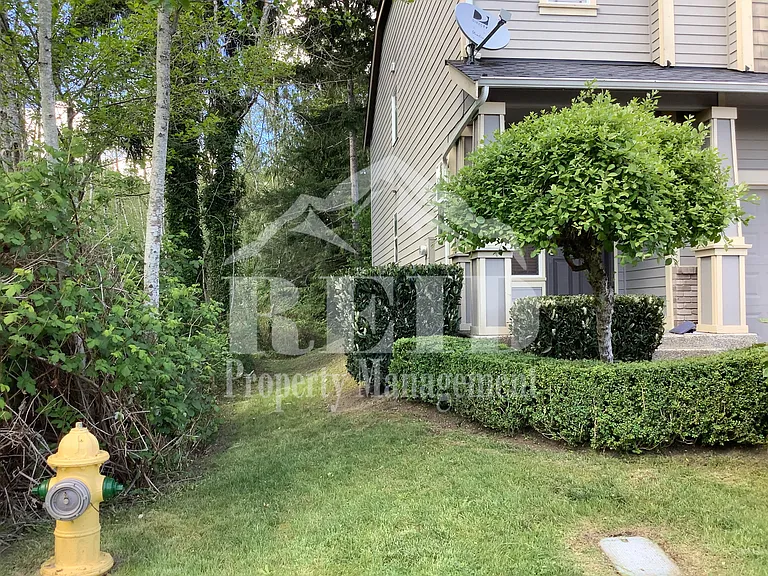 100 NE Miramar Cir — Photo 32