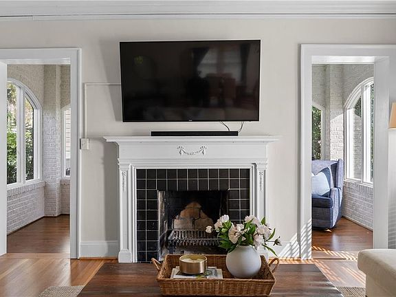 4th image of 170 E Wesley Rd NE