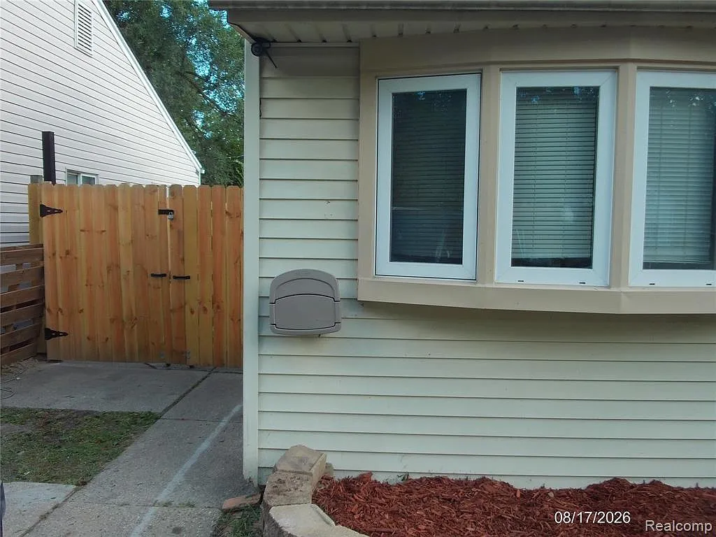 4 bed, 1200 sqft, $1,900 — Photo 2