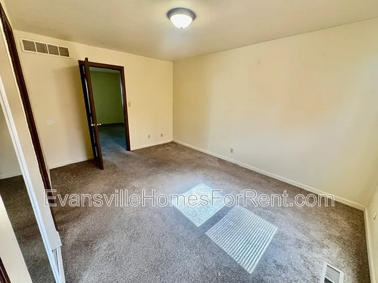 426 S Bosse Ave — Photo 5