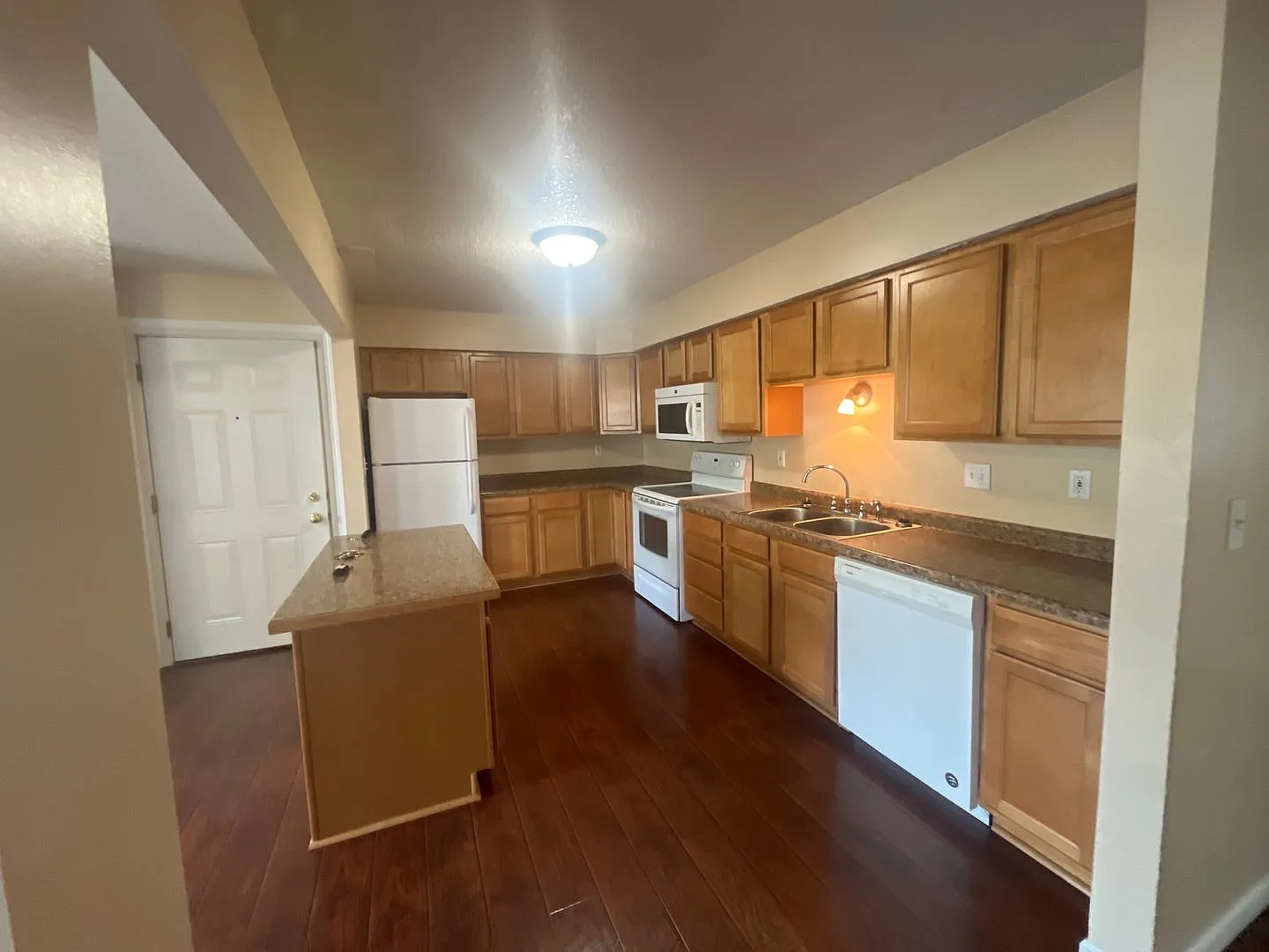 886 Wescott Sq — Photo 4