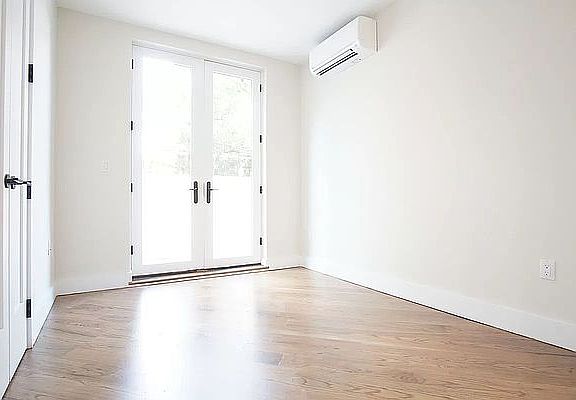 3rd image of 368 Evergreen Ave APT 2