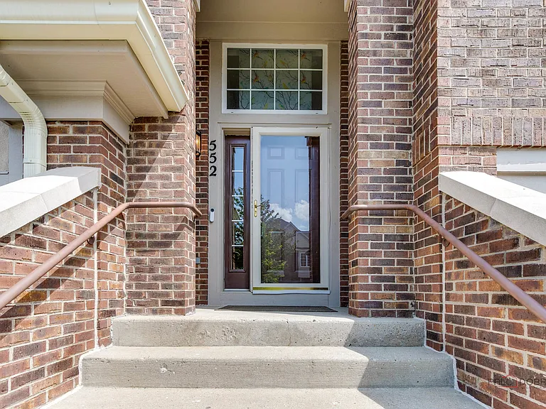 552 Saddlebrook Ln — Photo 3