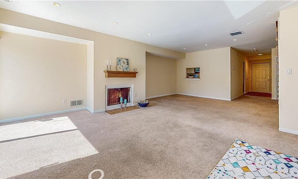 1st image of 4 Leeward Ln