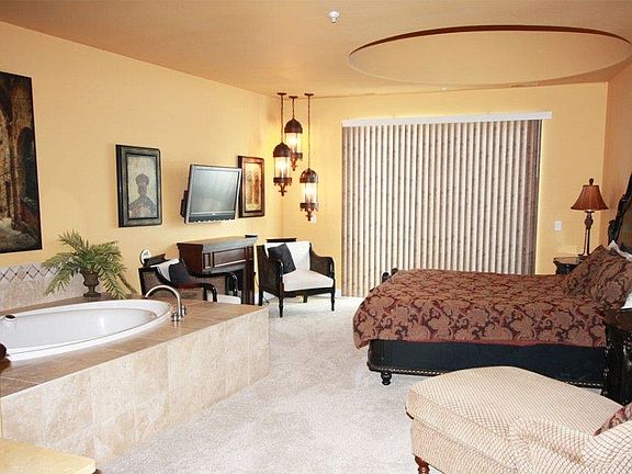 2nd image of 680 E Hiawatha Dr #406