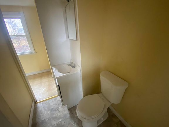 2nd image of 810 N Alvord St #3