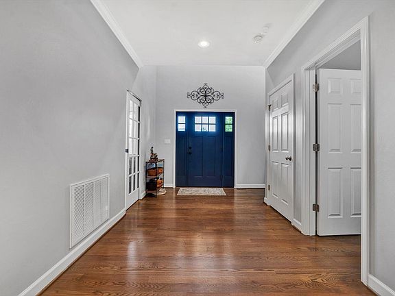 5th image of 696 Scarlet Dr