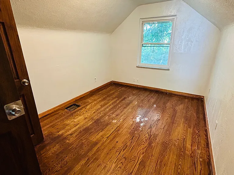 1340 Manss Ave — Photo 7