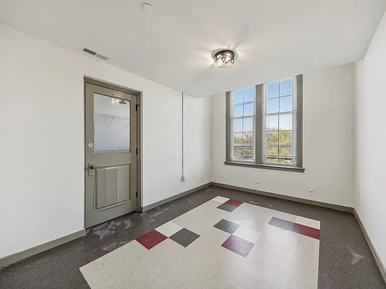 608 Loughborough Ave — Photo 32