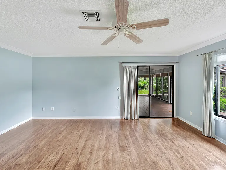 121 Prestwick Cir — Photo 36