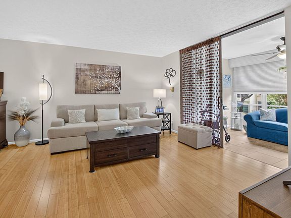 5th image of 11 Willowbrook Lane #204