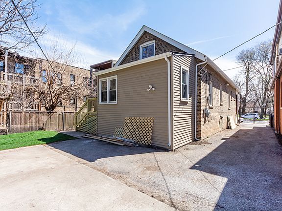 3rd image of 56 W 76th St